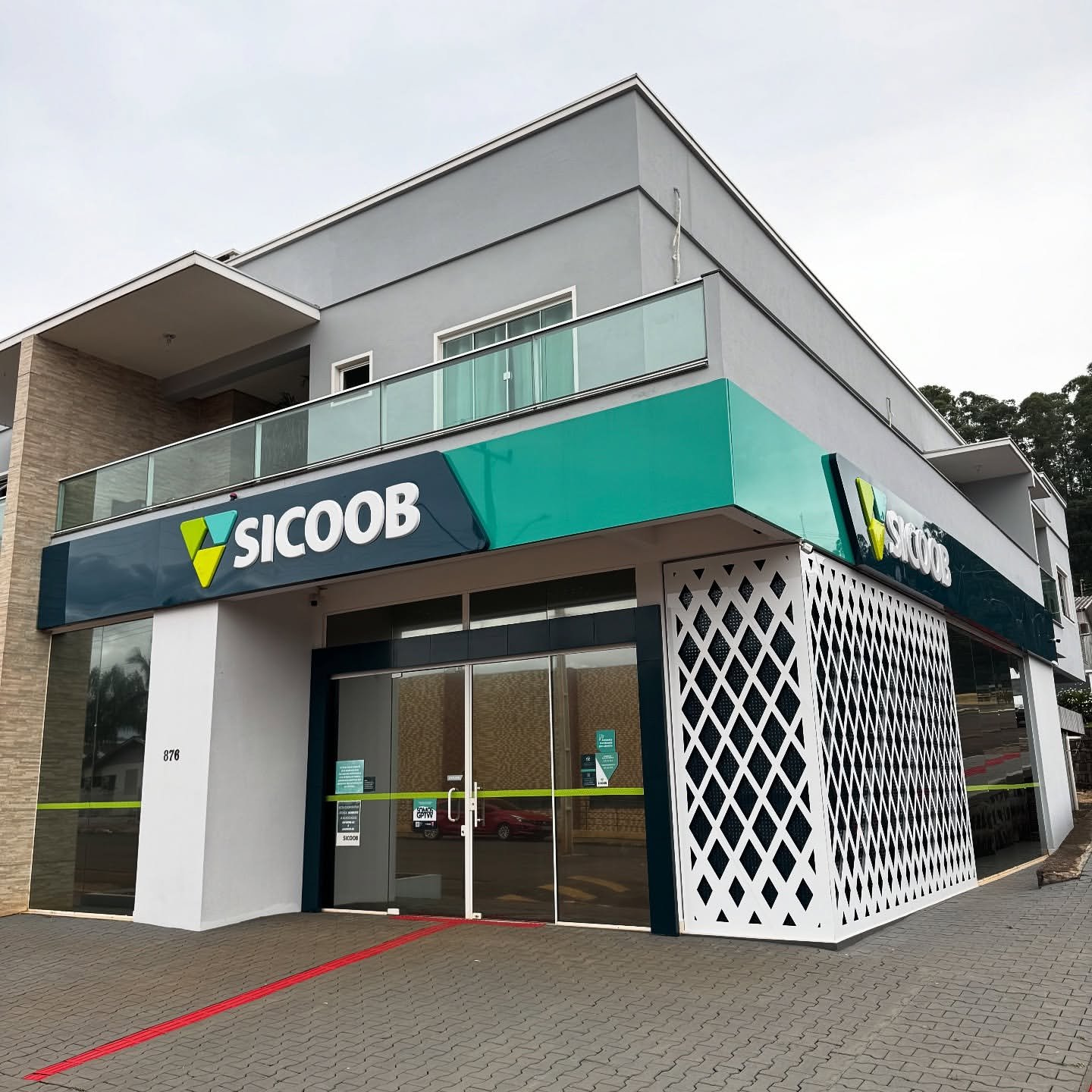 Fachada Sicoob com letreiro em ACM - Recal Visual Chapecó