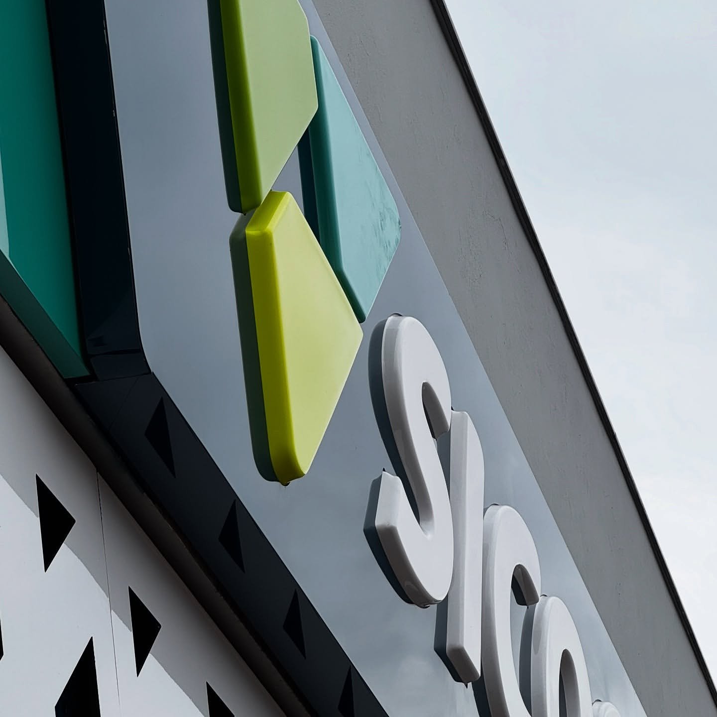 Fachada com letreiro e ACM Sicoob - Recal Visual Chapecó